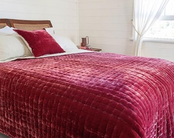Ruby Silk Velvet Pikowana narzuta, Luksusowa kołdra, Miękka narzuta na łóżko, Narzuta z jedwabnego aksamitu, Ręcznie szyty koc/narzuta na łóżko wyprodukowana w Wietnamie