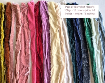 Könnte beinhalten: Eine Packung mit 15 Seiden-Samtbandern in verschiedenen Farben. Jedes Band ist 45,7 cm lang und 2,5 bis 5 cm breit. Pack of silk velvet ribbons 100gr - 15 colors-(wide 1-2 inches - lenght: 18 inches)