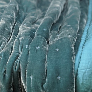 Blaugrauer Seidensamtüberwurf, Naturseidensamt- gesteppte Decke, weiche Bettdecke, gesteppte Tagesdecke, handgenähter Überwurf, Bettläufer