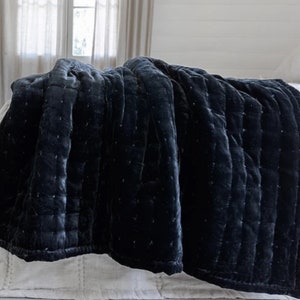 Black silk velvet throw, Natural Silk Velvet Quilted Blanket,Soft Duvet, Quilted Bedspread, Hand-stitched Throw, bed runner