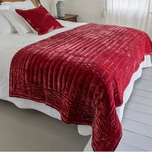 Ruby Silk velvet throw, Natural Silk Velvet Quilted Blanket,Soft Duvet, Quilted Bedspread, Hand-stitched Throw, bed runner