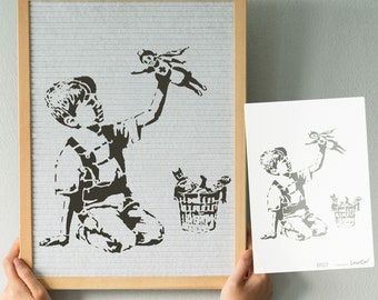 Stencil BANKSY - Real Heroes (B127), DIN A7 A6 A5 A4 A3 A2. Ragazzo con la action figure della bambola infermiera. 4 Fai da te, decorazione da parete, arte, regalo