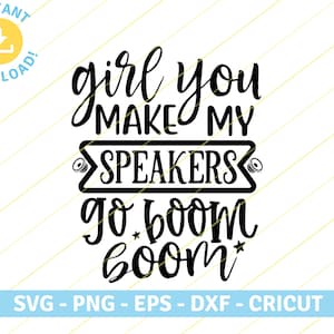 Puede incluir: Diseño gráfico de texto en blanco y negro que dice "girl you make my speakers go boom boom" con una estrella sobre el segundo "boom".