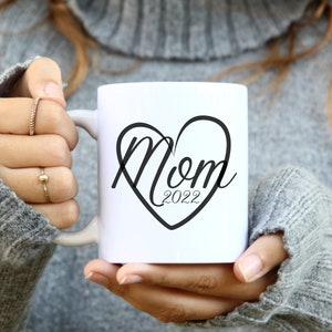 Mom Est 2022 / Mom Mug / Regalo mamma in attesa / Tazza per la festa della mamma / Regalo per la gravidanza / Tazza incinta / Annuncio di gravidanza / Mamma per la prima volta