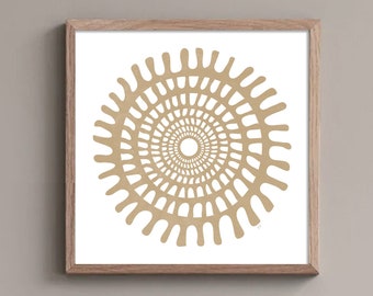 Puede incluir: Una impresión enmarcada de un diseño abstracto beige con un patrón circular. El diseño está formado por círculos concéntricos con un borde ondulado y orgánico.