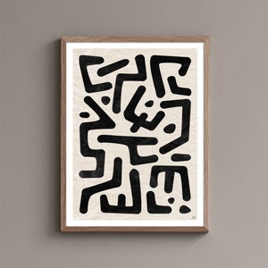 Puede incluir: Impresión de arte abstracto en blanco y negro con un patrón geométrico de líneas y formas. La impresión está enmarcada en un marco de madera natural.