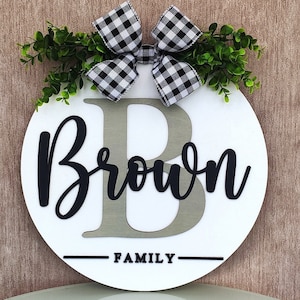 Corona de monograma personalizada, colgador de puerta con monograma de madera, corona de monograma familiar, letrero de puerta familiar, letrero de puerta con apellido, regalo personalizado