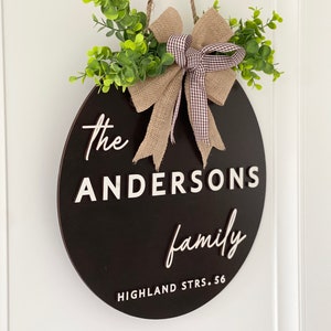 Appendiabiti per porta con nome personalizzato, ghirlanda della porta d&#39;ingresso, segni di famiglia di cognome, regalo personalizzato, segno rustico di famiglia in legno, corona di benvenuto in legno