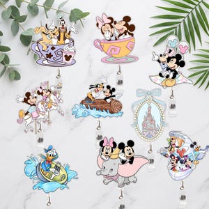 Könnte beinhalten: Eine Sammlung von Disney-Themen-Ausweis-Haltern zum Einziehen. Designs umfassen Micky und Minnie Maus, Goofy, Donald Duck und Dumbo. Jeder Ausweishalter zeigt eine andere Szene und Charakteranordnung mit verschiedenen Pastell- und leuchtenden Farben.