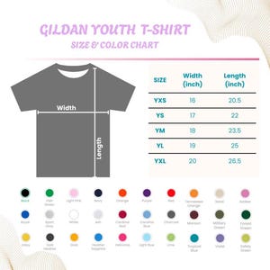 Op de afbeelding: Een Gildan Youth T-Shirt maat- en kleurenkaart. De kaart toont de breedte en lengte in inches voor de maten YXS (16x20,5), YS (17x22), YM (18x23,5), YL (19x25) en YXL (20x26,5). Kleuropties zijn onder meer zwart, marineblauw en oranje.