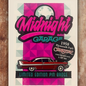 Peut inclure: Un badge de pin de voiture rouge Plymouth Fury Christine 1958 avec un toit blanc et un fond noir. Le badge de pin est une édition limitée et est numéroté 1 sur 101. Le badge de pin fait partie d'une collection de Midnight Garage.