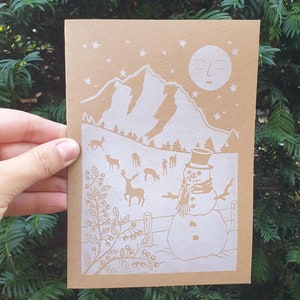Kerstkaart sneeuwpop | Handgemaakt linosnedeontwerp | Advent winters tafereel | Wenskaart met envelop