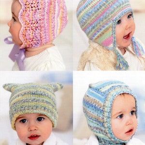 Könnte beinhalten: Vier verschiedene gestrickte Baby-Mützen in verschiedenen Farben und Mustern. Die Mützen sind aus weichem Garn gefertigt und haben einzigartige Designs, darunter einen gewellten Rand, Ohrenklappen und einen Bommel.