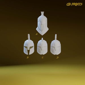 Puede incluir: Cuatro cascos espartanos de plástico blanco, etiquetados como A, B, C y D. Los cascos tienen todos el mismo diseño, pero presentan ligeras variaciones en los detalles.