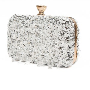 String beads clutch bag. image 4
