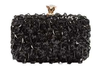 String beads clutch bag.