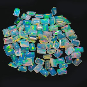 Puede incluir: Un juego de tres tazas de cerámica con un acabado mate moteado. Las tazas son de color crema, gris claro y gris oscuro. Cada taza tiene un diseño simple y minimalista y un asa redondeada.