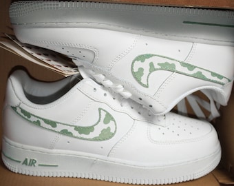 Custom Lila Grün Wolken Nike Air Force 1 Sneaker, Air Force 1, Unikat, Geschenk für sie, handgefertigte Sneaker Kunst