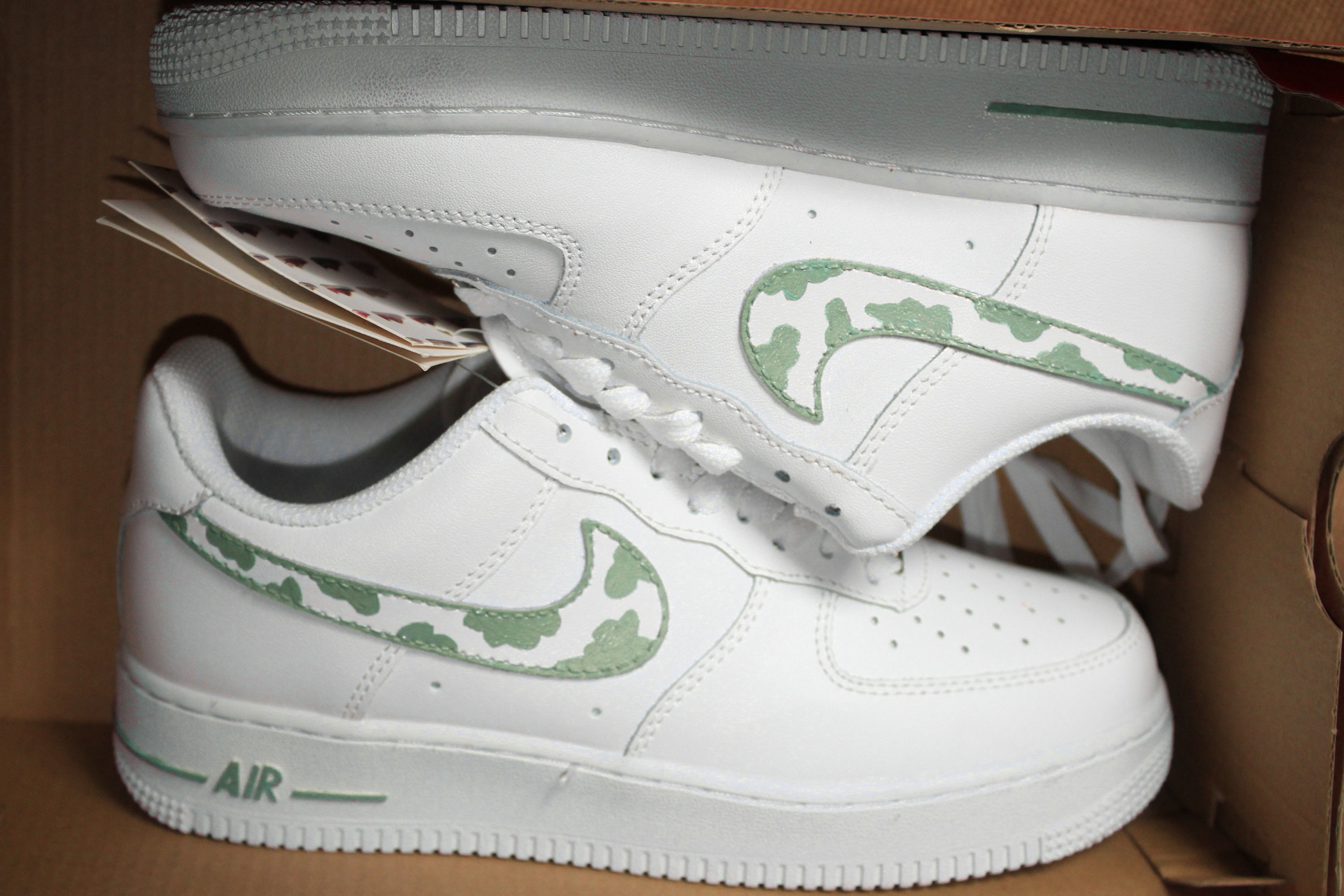Zapatillas Nike Air Force 1 personalizadas con nubes verdes violetas, zapatillas Air Force One personalizadas únicas, zapatillas Air Force 1 artesanal