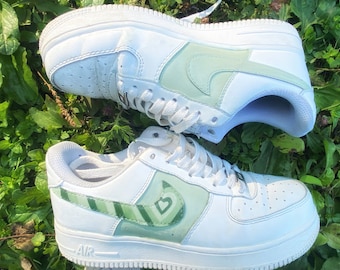 Benutzerdefinierte Violett Grün Herz Nike Air Kraft 1 - personalisierte Turnschuhe, frische grüne Nike Air Kraft 1 Individuelle Turnschuhe mit einer Herz-Note