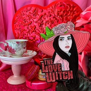 La broche en émail officielle Love Witch - Salon de thé victorien