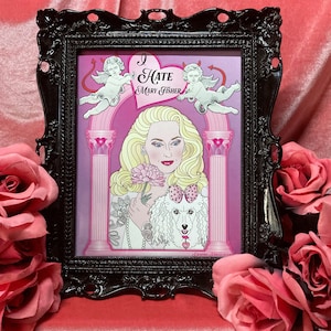 Puede incluir: Una impresión rosa y morada con un retrato de una mujer con cabello rubio y un caniche blanco. La mujer sostiene una flor rosa. La impresión tiene el texto "I Hate Mary Fisher" en forma de corazón.