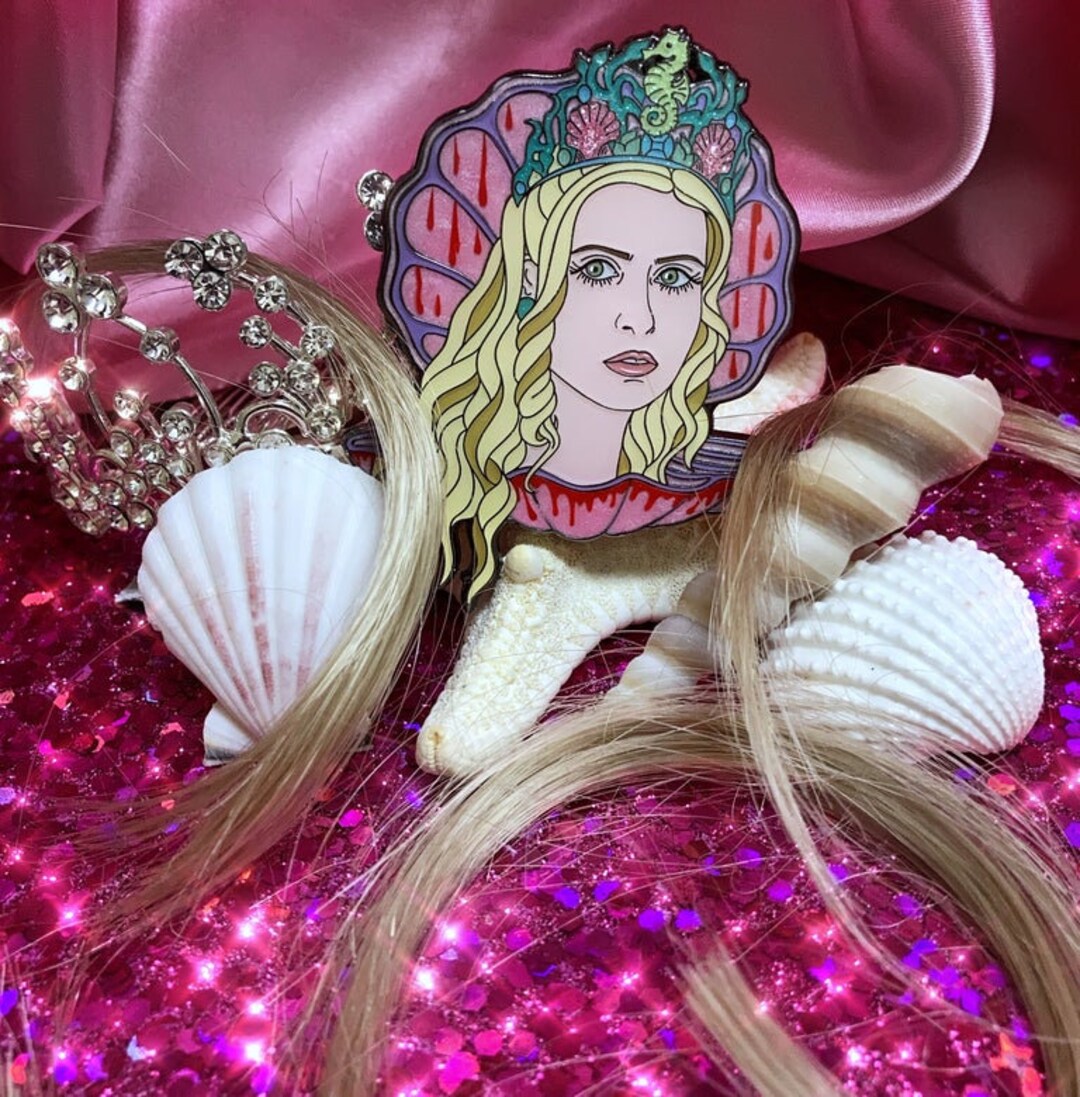 Croaker Queen Emaille Pin Ich weiß was du letzten Sommer gemacht Sarah ...