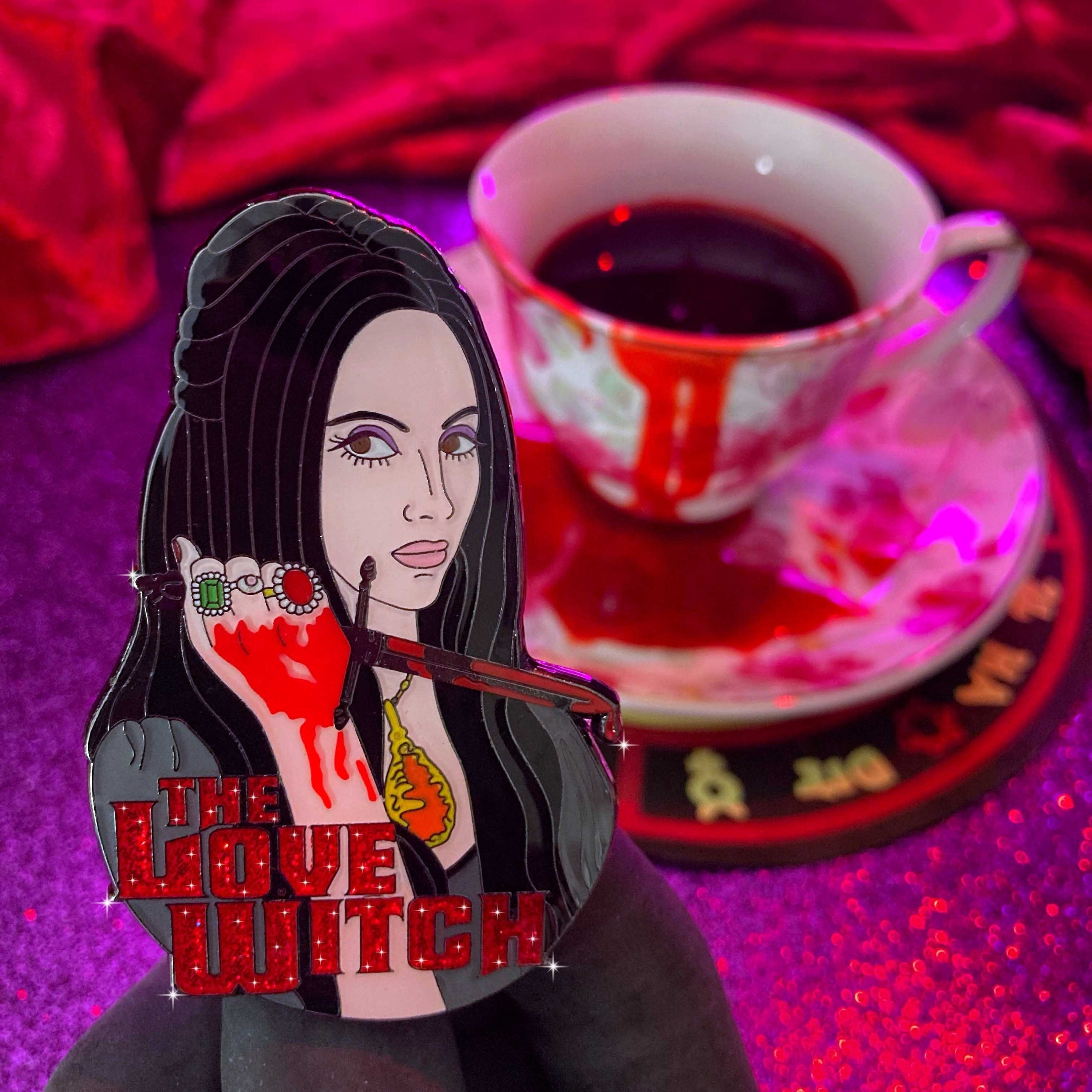 Broche oficial de esmalte da Bruxa do Amor - Faca Sangrenta Filme Cult Feitiço de Amor Ela Amou Homens Até a Morte