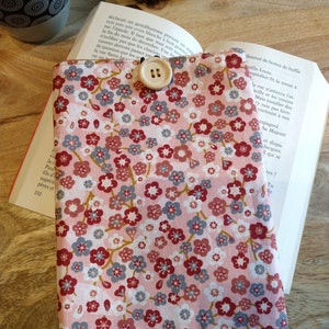 Custodia per libro o e-reader, realizzata a mano in tessuto fantasia giapponese, fiori di ciliegio rosa.
