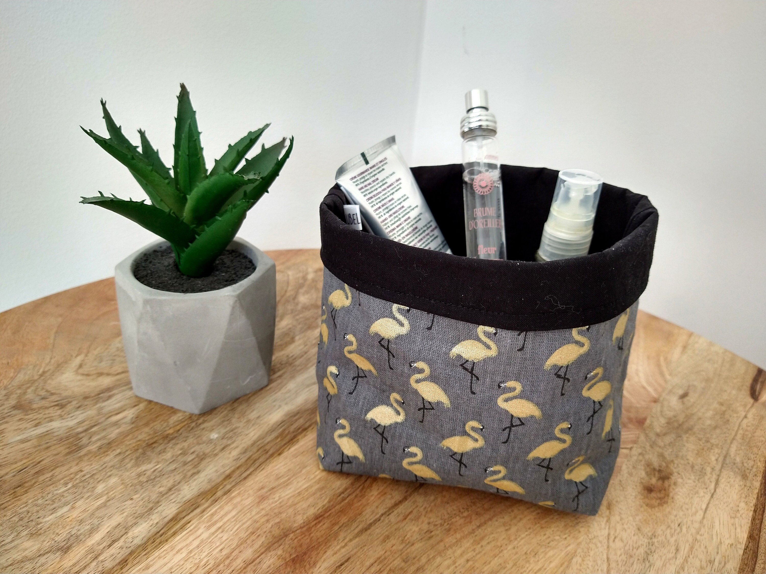 Panier de Rangement Réversible en Tissu, Motifs Flamants Dorés sur Fond Gris, Doublé Coton Noir.