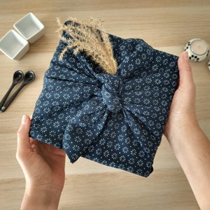 Furoshiki, wiederverwendbare Geschenkverpackung aus blauem Stoff, japanischer minimalistischer Stil