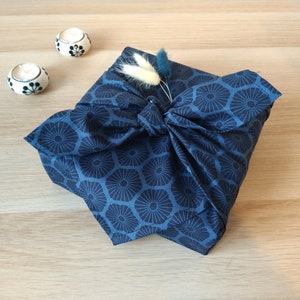 Furoshiki, umweltfreundliche Geschenkverpackung aus blaugrauem und schwarzem Stoff