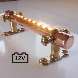 Luz LED blanca cálida regulable de 12 V con control táctil. Lámpara de tubo de cobre con anillos de montaje de latón. Para furgonetas camper, autocaravanas y barcos.
