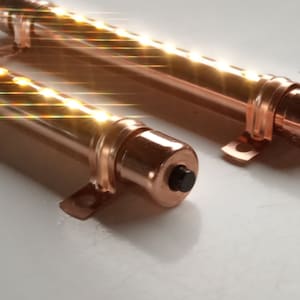 2 luces LED de cobre con interruptor de encendido/apagado integrado y abrazaderas de cobre. Ideales para cocina, estantes/armarios y lectura.