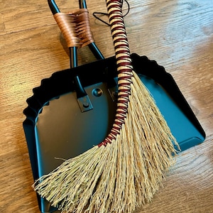 Handbroom and dust pan (red/brown)