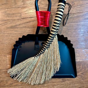 Handbroom and dust pan (black/red)
