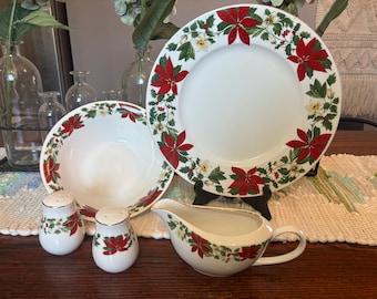 Juego de vajilla Gibson Poinsettia para las fiestas: cuenco, bandeja y más.
