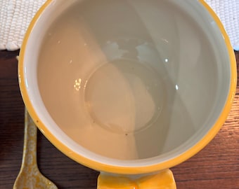 Sopera o cacerola para legumbres Temptations by Tara Old World de 3 cuartos con cucharón de cerámica.