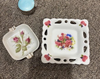 Plato de baratijas con forma de rosa bávara vintage de los años 30. Cenicero y pastillero de estilo antiguo de Hollywood.