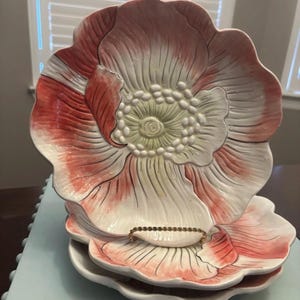 Conjunto de 3 pratos esculpidos rosa de 23 cm da coleção Hydrangea da Edie Rose Home, por Rachel Bilson.