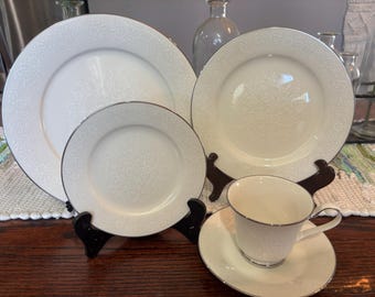 Servizio da tavola Noritake Ivory China Affection con finiture argentate, 5 pezzi, condizioni eccellenti.