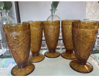 Set di 5 bicchieri da tè freddo/acqua con stelo in vetro ambrato Indiana Tiara, diametro 6,5 pollici (16,5 cm circa), con base in vetro ambrato.