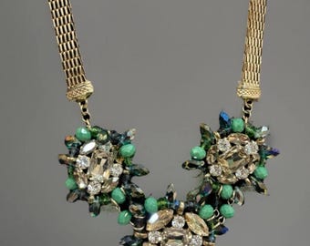 Collana vintage Nastasha o Sohi con strass e perline multicolori verde smeraldo e cluster da 18-20"