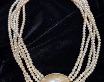 Collana vintage Trifari color oro con 5 fili di perle e chiusura finta con perla grande