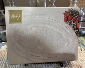 Piatto ovale in cristallo Mikasa Holiday Lights da 9” con angeli e alberi di Natale SH2