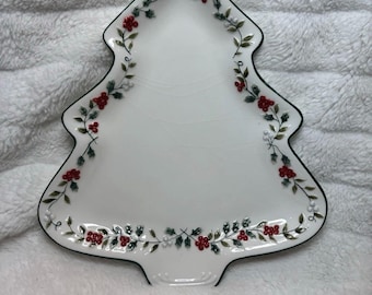 Pfaltzgraff Winterberry Christmas Tree Shaped Serving plate or Platter