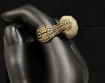 Anillo Studio Barse grande con piedra de cuarzo lechoso y motas marrones, talla 9, con aspecto de oro envejecido.