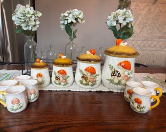 Juego de recipientes Merry Mushroom de Sears, estilo años 70, más tazas a juego. Artículo raro.