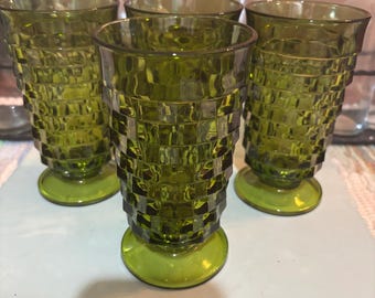 Juego de 4 vasos con base de estilo cubista, color verde aguacate, de la colección Whitehall Colony de Indiana Glass, modelo Whitehall Glass.