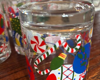 Vasos de cristal navideños Libbey con diseño de bastones de caramelo, adornos y luces navideñas 8